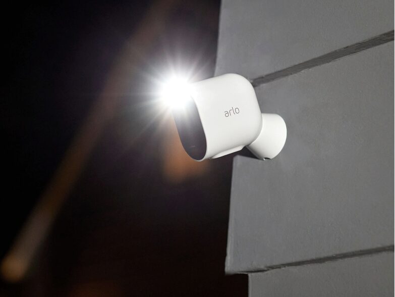 Arlo Pro 4 Spotlight Kamera, kabellose Überwachungskamera, WLAN, 2K-HDR, weiß